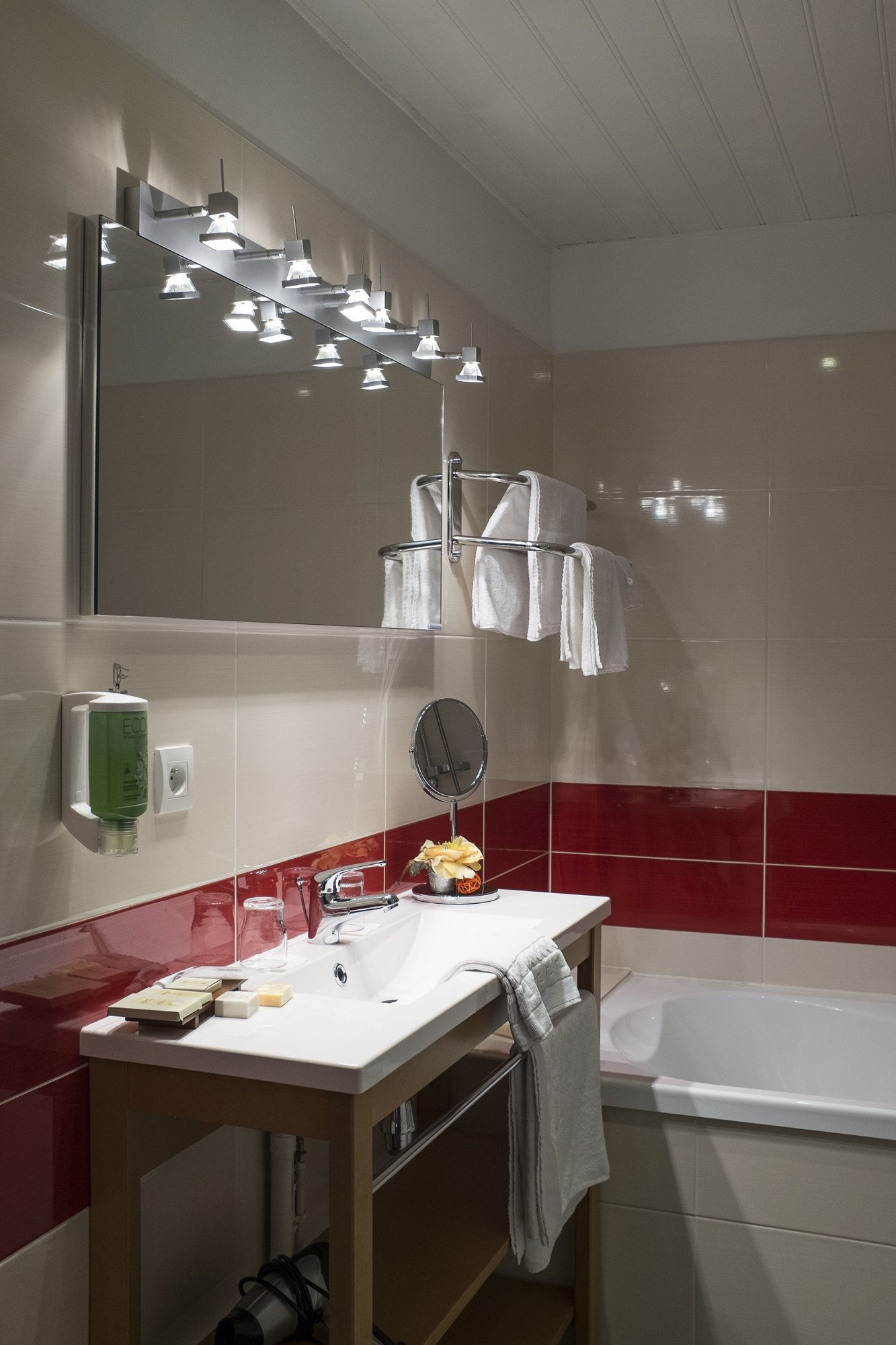 Salle de bains avec baignoire
