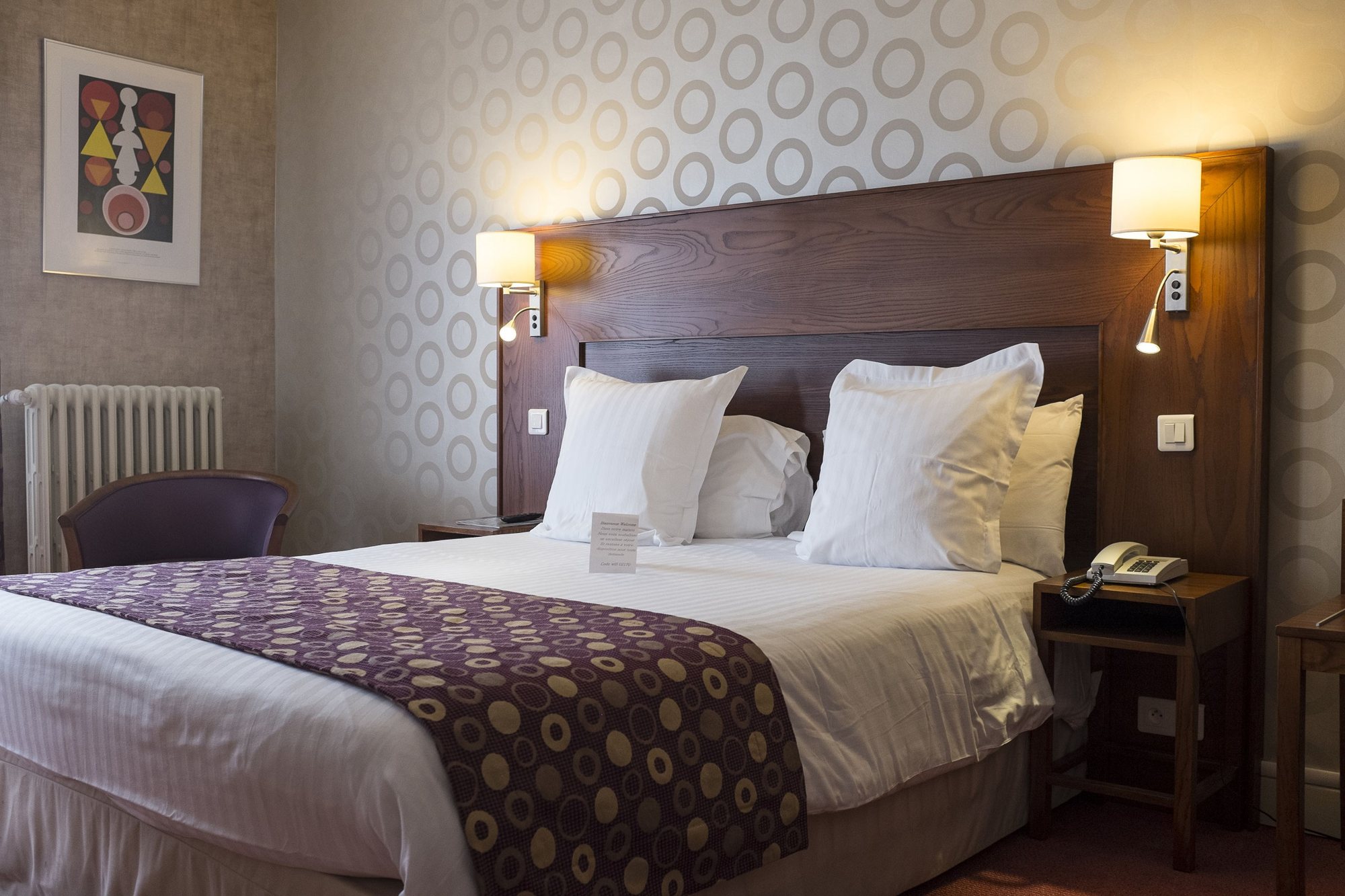 Chambre avec un grand lit double
